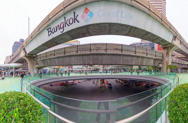 Mbk 空を歩く/バンコクの Mbk センター ショッピング モールの前に方法の新しいデザインを歩く — ストック写真