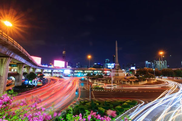 模糊交通灯在曼谷胜利纪念碑公共里程碑 — 图库照片