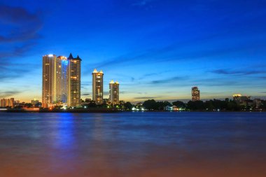 Nehirde yüksek bina 