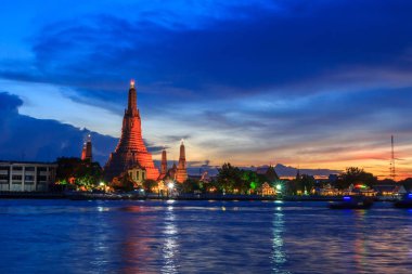 WAT Arun Ratchawararam Ratchawaramahawihan gün batımı zamanında