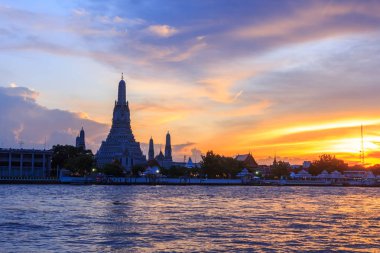 WAT Arun Ratchawararam Ratchawaramahawihan gün batımı zamanında