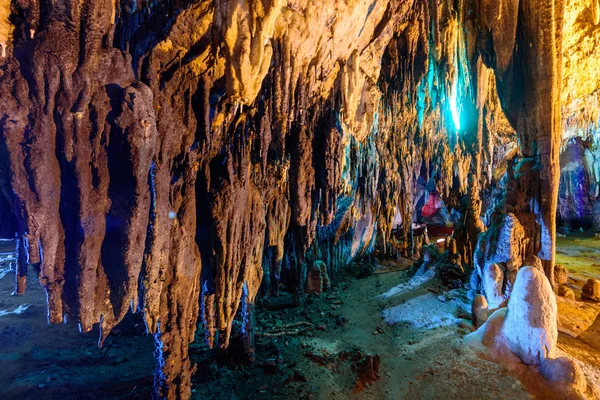 Stalactite stalactites with color lighting — Stock Photo, Image