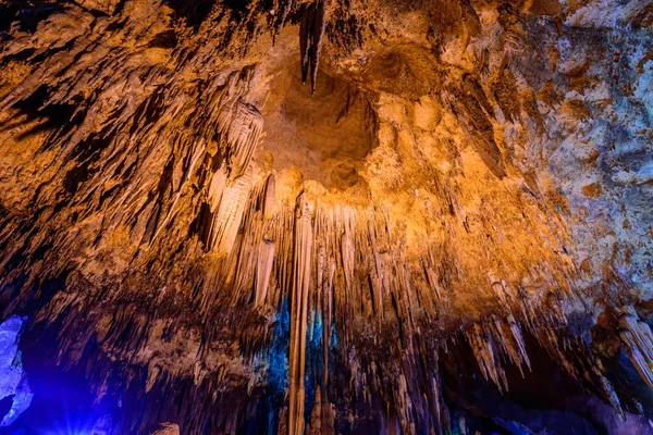 Stalactite stalactites with color lighting — Stock Photo, Image