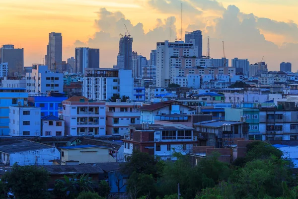 şehirde yüksek bina 