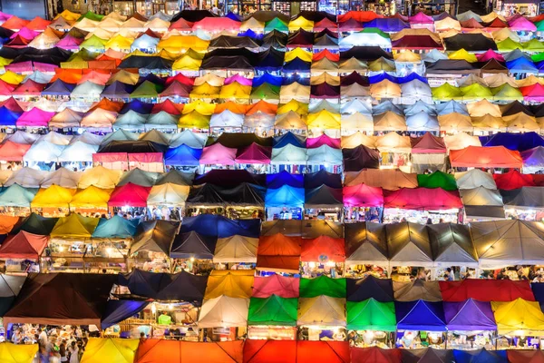 Вид сверху холст палатки на открытом рынке — стоковое фото