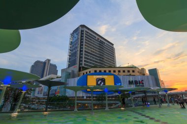 MBK gökyüzü yürüyüş / yol yeni tasarımı Mbk Merkezi alışveriş merkezi Bangkok önüne yürümek
