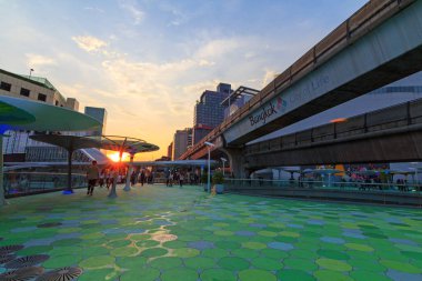 MBK gökyüzü yürüyüş / yol yeni tasarımı Mbk Merkezi alışveriş merkezi Bangkok önüne yürümek