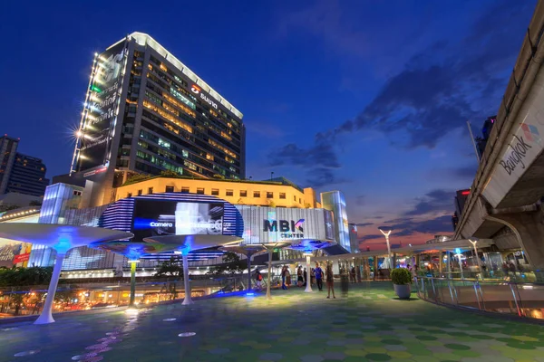 MBK sky walk / Walk way nouveau design devant le centre commercial MBK à Bangkok — Photo