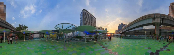MBK sky walk / Walk camino nuevo diseño frente al centro comercial MBK centro en Bangkok —  Fotos de Stock