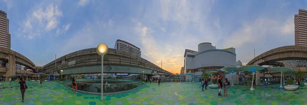 MBK sky walk / Walk camino nuevo diseño frente al centro comercial MBK centro en Bangkok — Foto de Stock