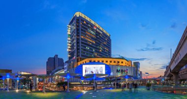 MBK gökyüzü yürüyüş / yol yeni tasarımı Mbk Merkezi alışveriş merkezi Bangkok önüne yürümek