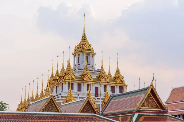 Золотая пагода в храме Ват-Рача-Надда — стоковое фото