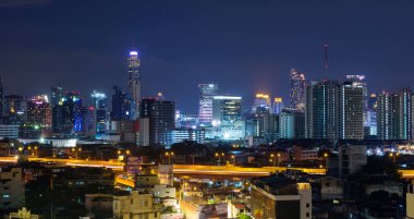 şehirde yüksek bina 