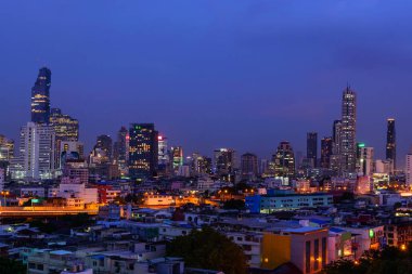 şehirde yüksek bina 