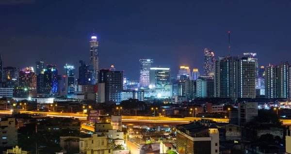 şehirde yüksek bina 