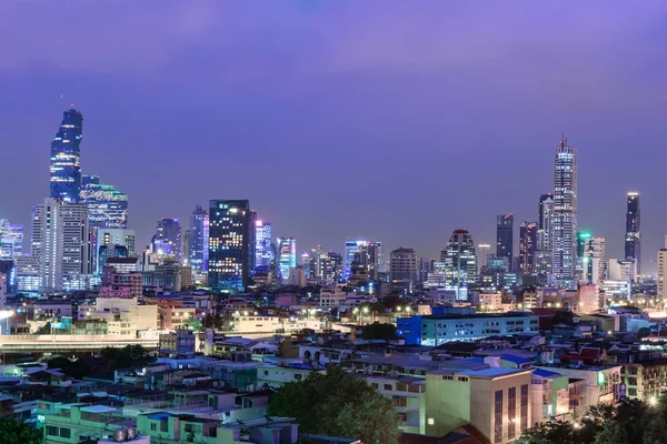 şehirde yüksek bina 