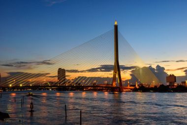 Günbatımı zamanında büyük asma köprü 