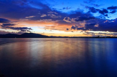 Gölde gün batımı