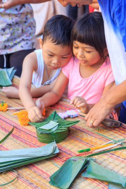 Muz Yaprak tarafından kayan sepet yapım çocuk / muz bırak gemi