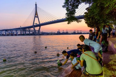 Gezgin Wat Darn Tapınağı Waterfront Loy Kratong Festivali için hazır