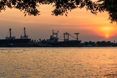 Nehirde feribot taşıma