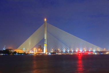 Büyük asma köprü ile gece saat aydınlatma