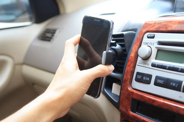 Prendere il telefono dal supporto sfiato aria — Foto Stock