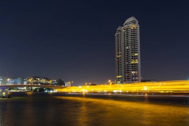 Tekne nehir, nehir ve bulanıklık ışığında yüksek binasında akşam zaman