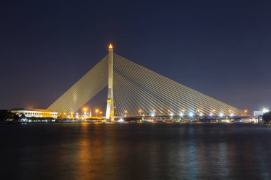 Büyük asma köprü ile gece saat aydınlatma / Rama 8 köprü gece zamanında