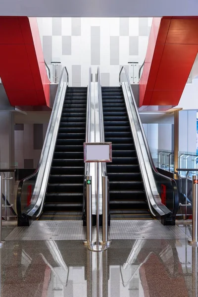 Порожній Внутрішній Ескалатор Торговому Центрі — стокове фото
