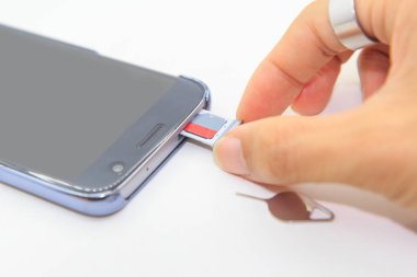 Akıllı telefon hafıza kartını çıkarın 