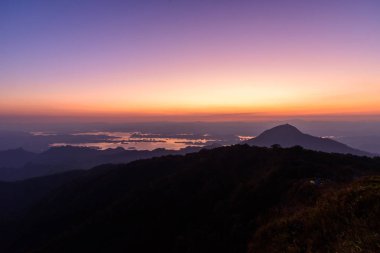 yüksek dağın günbatımı Zamanı