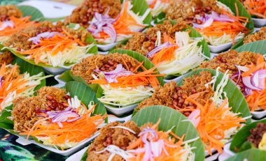 Yeşil mangolu çıtır yayın balığı salatası.