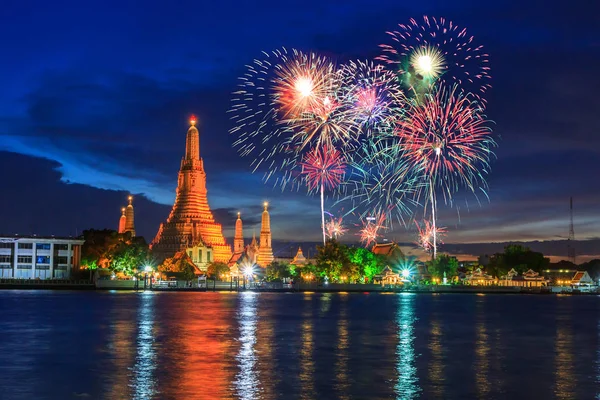 Firework with Big pagoda of Wat Arun Ratchawararam Ratchawaramahawihan — Stock Photo, Image