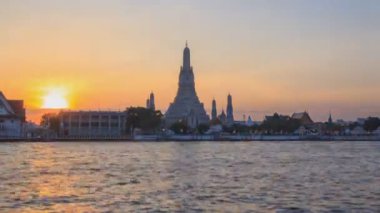 Zaman atlamalı Wat Arun Ratchawararam Ratchawaramahawihan büyük pagoda, / Wat Arun Landmark günbatımı zaman Tayland