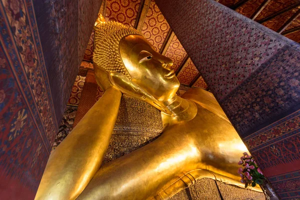 Bangkok, Tayland - 15 Ocak, 2018: büyük altın Buda heykelinin Wat Phra Chettuphon Wimon Mangkhalaram Ratchaworamahawihan (Wat Pho) / Wat Pho genel landmark Bangkok