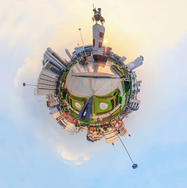 360 Градусів Король Таксин Статую Wongwainyai Коло Вечерние Коло Панорама — стокове фото