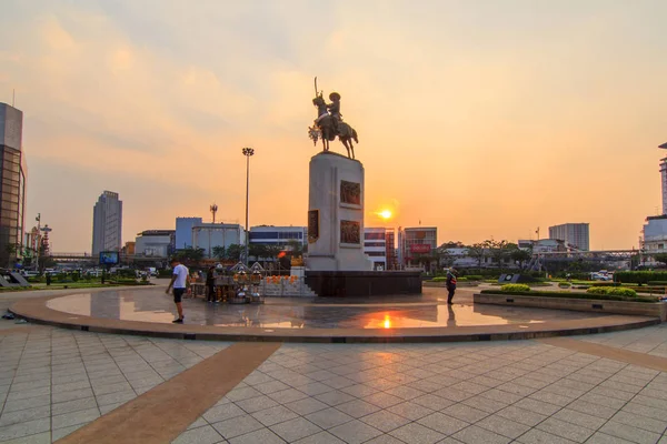Bangkok Thailand Januari 2018 King Taksin Staty Wongwainyai Cirkeln Solnedgång — Stockfoto