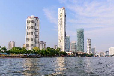 Nehirde yüksek bina