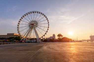 Dönme dolap günbatımı zamanı Park'ta karnaval 