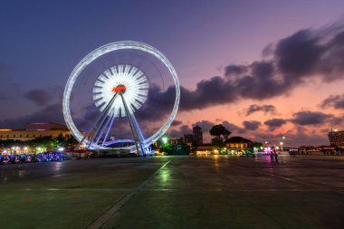 Dönme dolap günbatımı zamanı Park'ta karnaval 