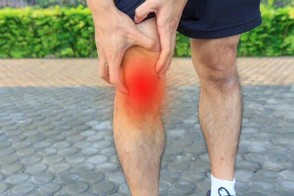 Hombre Tiene Dolor Rodilla — Foto de Stock