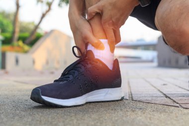 Adam ağrı ayak bileği var / ayak bileği ağrısı