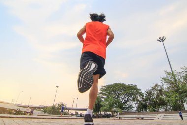 Güneş ışığı ile yolda çalışan / adam avcısı roman)