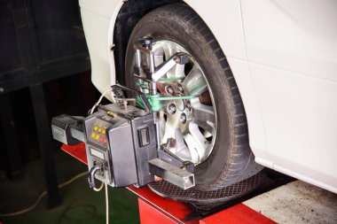 Araba tekerlek uyum içinde garaj