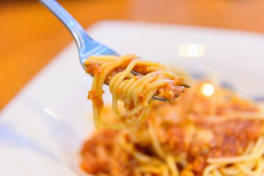 domuz eti domates soslu spagetti