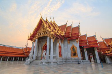 Bangkok, Tayland - 13 Mart, 2018: Wat Benchamabophit Dusitwanaram Simgesel Yapı gündoğumu zaman içinde / dışında Wat Benchamabophit Dusitwanaram Bangkok, Tayland 