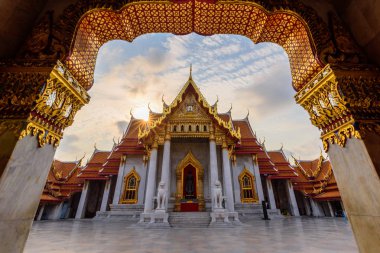 Bangkok, Tayland - 13 Mart, 2018: Wat Benchamabophit Dusitwanaram Simgesel Yapı gündoğumu zaman içinde / dışında Wat Benchamabophit Dusitwanaram Bangkok, Tayland 