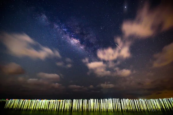 Milky Way Στη Θάλασσα Στην Σκοτεινή Νύχτα — Φωτογραφία Αρχείου