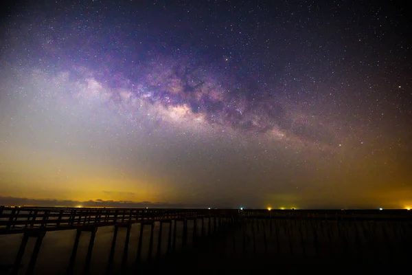 Milky Way Κατά Γέφυρα — Φωτογραφία Αρχείου